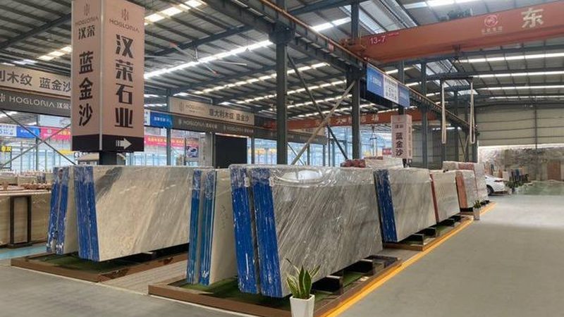 石材马赛克背景墙与瓷砖背景墙：材质、工艺与风格的差异